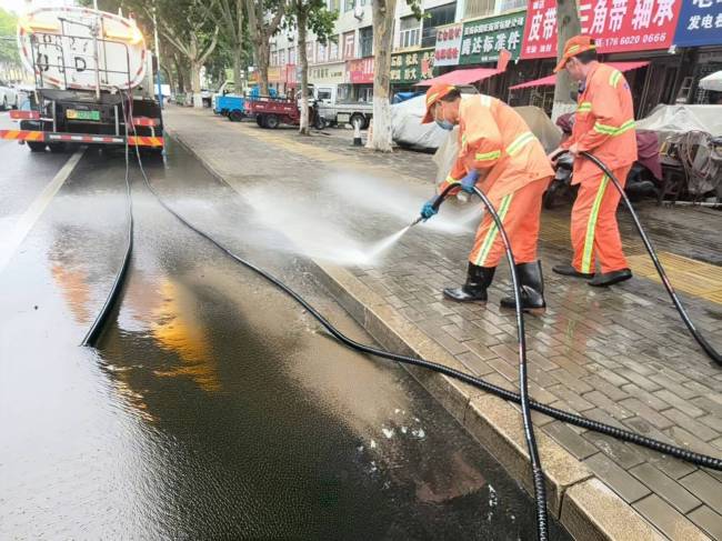 “一键清除”雨后淤泥!济南市莱芜环卫全力清淤守护城市洁净