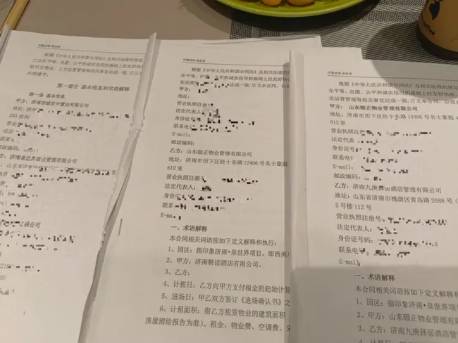 交租8年难寻“真房东”？印象济南·泉世界商业楼层层转租引纠纷：如家商旅租户物业费翻倍，运营方承认问题表示将整改