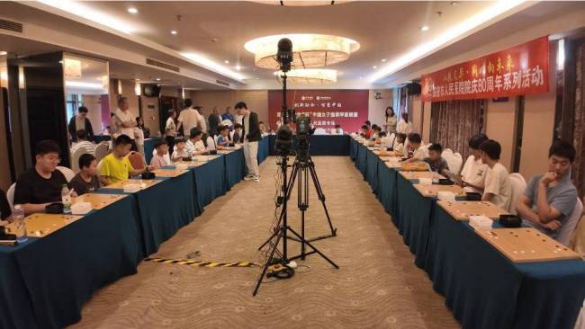 “高密人民医院杯”围棋国手擂台公益赛启幕：民间棋友与职业九段同台切磋，共享围棋之乐