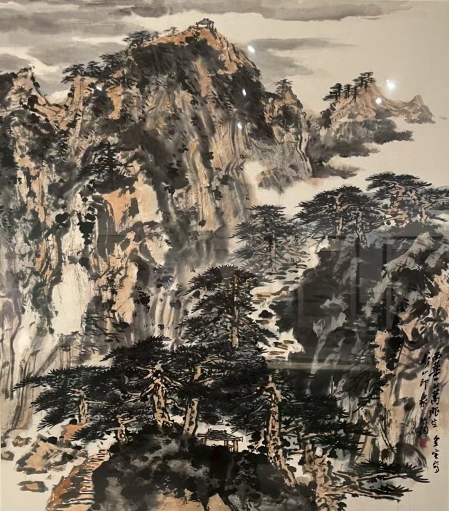 “绿野生辉——买鸿钧艺术展”昨日在广西钦州启幕