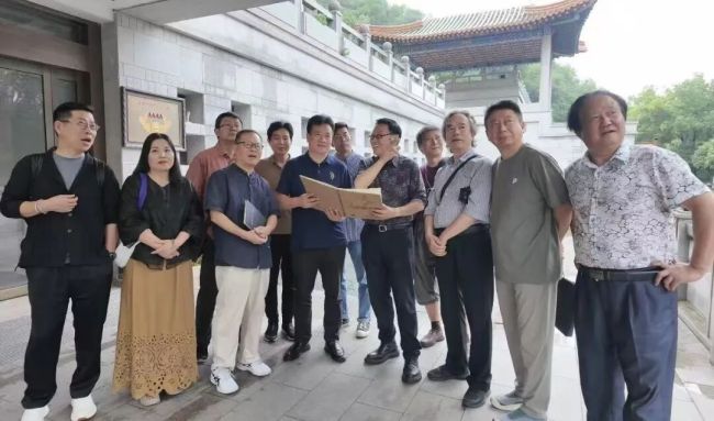 江苏省中国画学会与南京鼓楼文旅集团联合主办，“艺绘鼓楼”主题写生采风活动今日举行