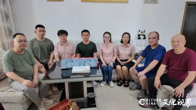 棋暖人心 酱香传情——贵州仁怀酱香队八一开展拥军公益走访活动