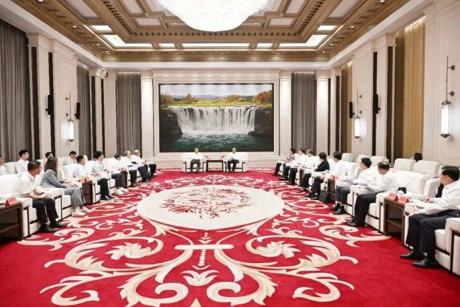 黑龙江省委书记、省长会见吉利控股集团董事长李书福一行