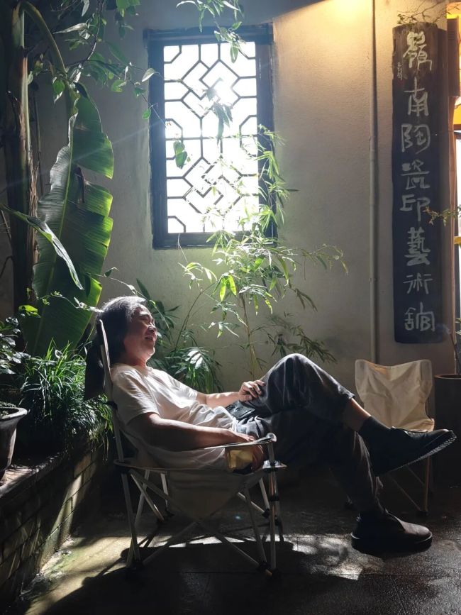 王东声 | 瓦上烟云,风霜旧痕与水墨新迹的相遇