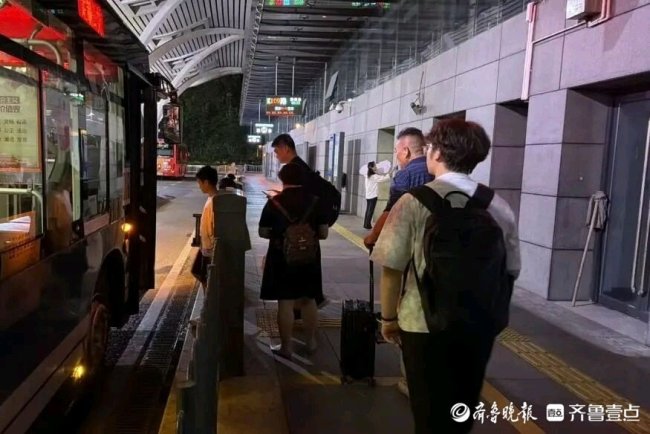 高铁凌晨送来旅客，济南公交接驳班车等候至旅客散尽