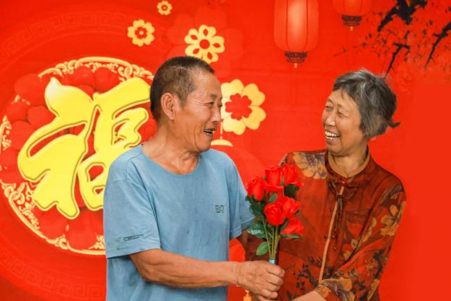 威海高新区:七夕浪漫不缺席!乡村“流动照相馆”见证半世相守