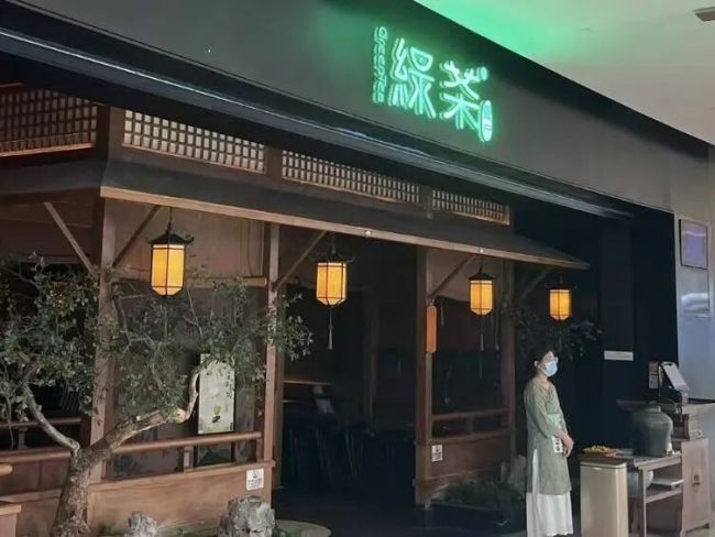卷入“敌敌畏消杀”风波、翻台率等核心指标全线下滑、食安投诉频现……绿茶餐厅深陷信任危机