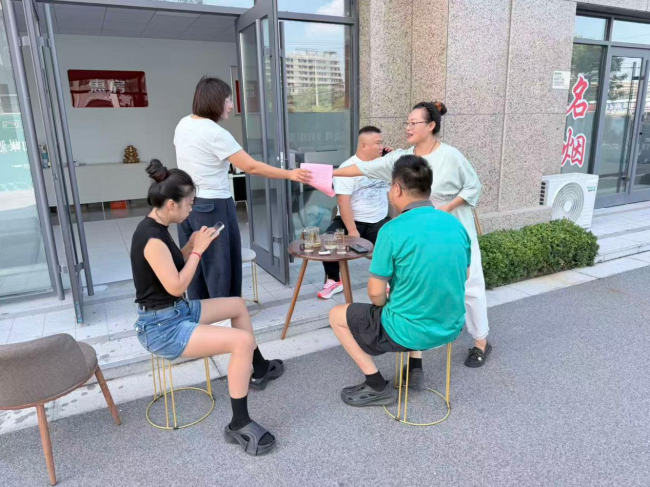 拧紧商户“安全阀”——青岛莱西市水集街道广州路社区深入沿街商户开展禁燃宣传