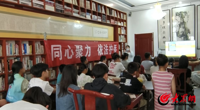 青岛莱西市水集街道香港路社区开展“同心聚力 依法护侨”活动