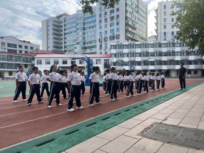 薪火相传,强国有我!威海市鲸园小学举行新生秋季军训