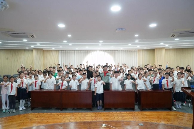 威海市鲸园小学:“榜样进校园” 思政宣讲厚植家国情怀