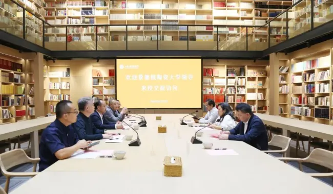 景德镇陶瓷大学副校长张婧婧一行昨日到山东工艺美术学院交流访问