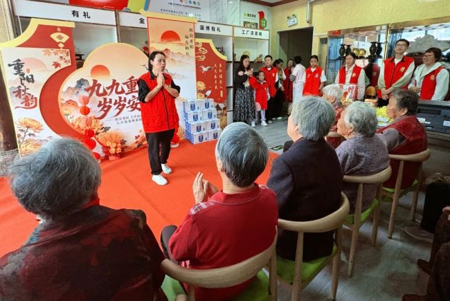 花饽饽蛋糕、手暖贴、拍照墙……青岛莱西老人这个重阳节,仪式感拉满!
