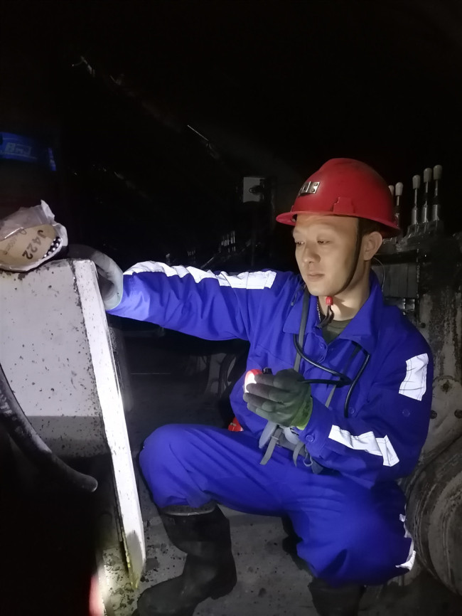 陕北矿业中能煤田公司：“安全风险辨识卡”，矿工叫他“护身符”
