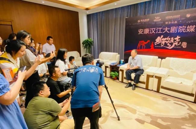 ▲陕旅集团党委书记、董事长周冰接受媒体采访现场照片