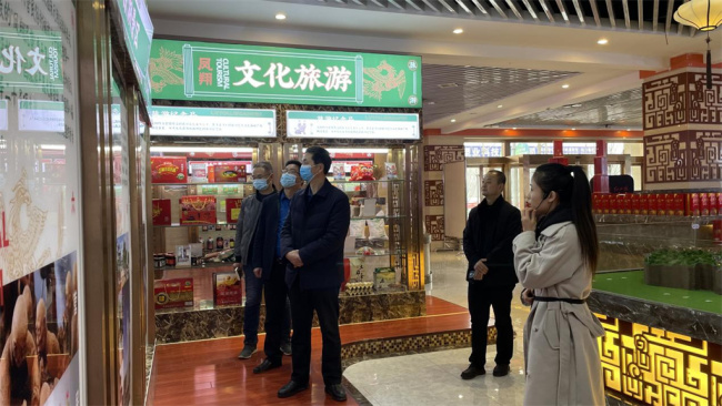 宝鸡凤翔区区委常委、纪委书记张晓辉莅临区电子商务公共服务中心检查指导工作