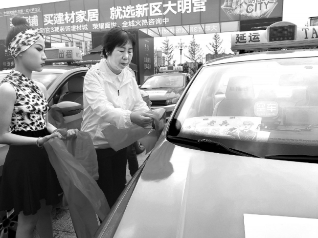 延安市近1700辆车系上了爱心送考“红飘带”