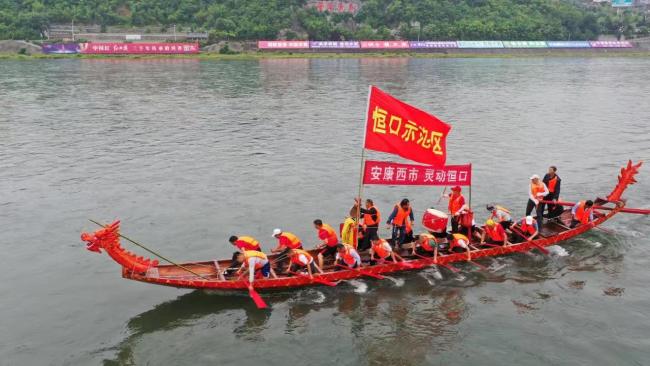 乘风逐浪、击水奋楫。在安康汉江，来自29支代表队的龙舟健儿以传统龙舟竞渡的方式迎接端午节的到来，让这项古老的体育运动再次点燃了人们的夏日激情。图为备战龙舟队