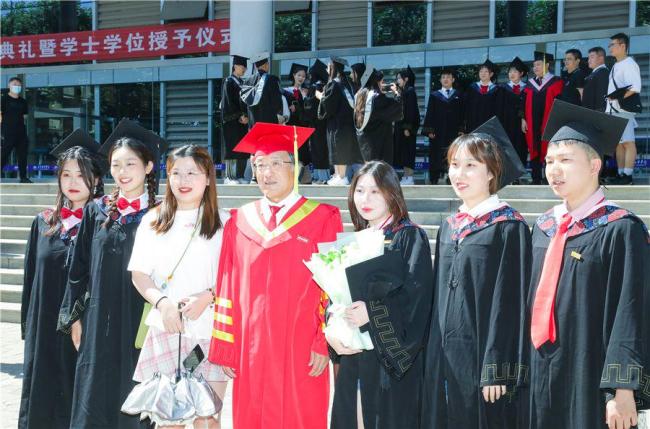 西安翻译学院执行董事、校长崔智林在2022届学生毕业典礼上的讲话