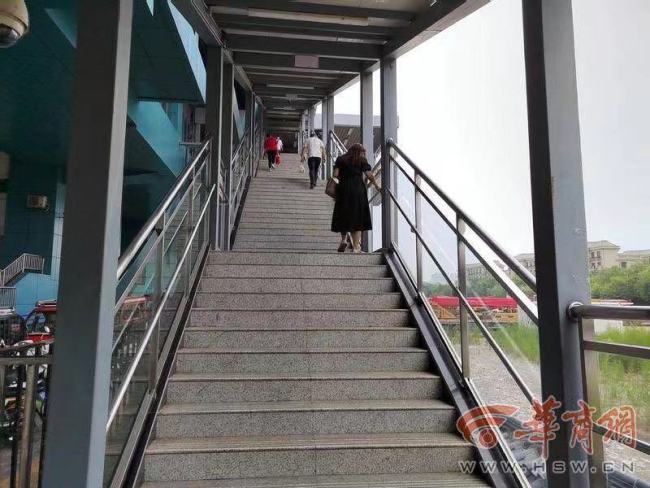 地铁3号线桃花潭站A1口电扶梯拆除后老年乘客“爬梯”难 西安地铁：力争10月1日前恢复