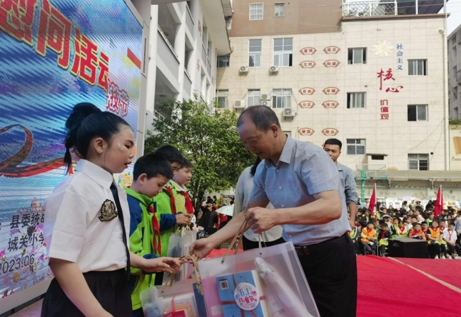 镇坪县委统战部开展“六一”儿童节少数民族儿童慰问活动