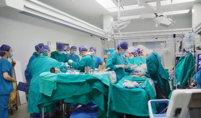 Liu Debin, director of Cardiac Surgery, led the team to complete the first artificial heart (VAD) implantation operation in the province
