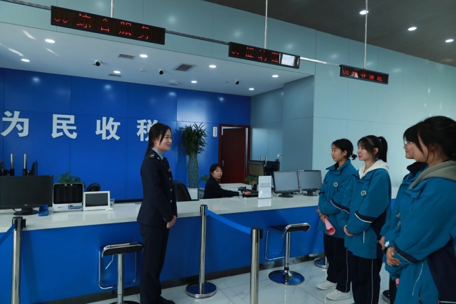 眉县税务局办税服务厅开放日迎来特殊税费服务体验师