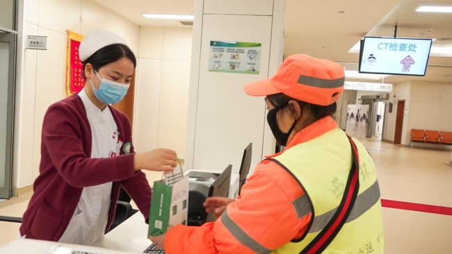 西安秦皇医院联合灞桥区环卫站开展“优惠体检送健康”公益活动