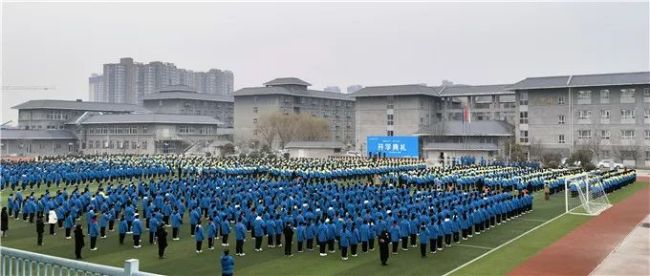 西安高级中学举行2023—2024学年第二学期开学典礼，校长辛军锋发表致辞