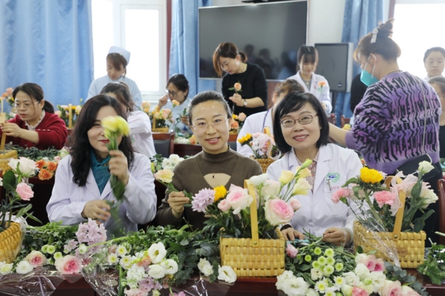 神木市医院举办“医韵年华，花漾绽放”三八国际妇女节职工插花活动