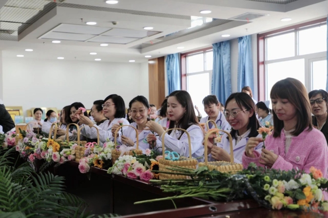 神木市医院举办“医韵年华，花漾绽放”三八国际妇女节职工插花活动
