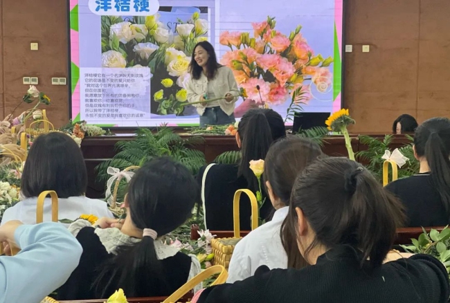 神木市医院举办“医韵年华，花漾绽放”三八国际妇女节职工插花活动