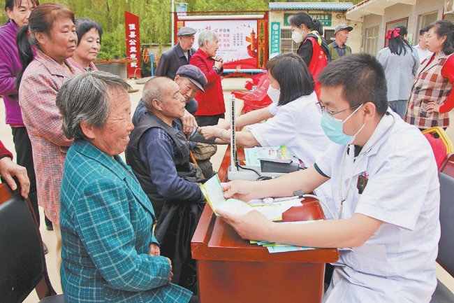 医疗服务进乡村（资料照片）。