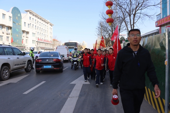 榆林市第十四小学开展清明节祭扫烈士墓主题教育活动