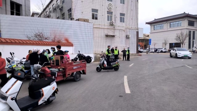陕西定边县交警大队持续整治摩托车、电动车违法行为