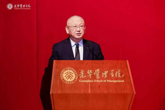 李振国出席北大光华2024年毕业典礼 谈碳中和与企业发展