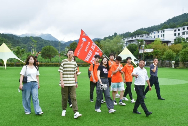 乔书记为实践团成员介绍蒿坪镇农旅发展情况。通讯员王子怡供图