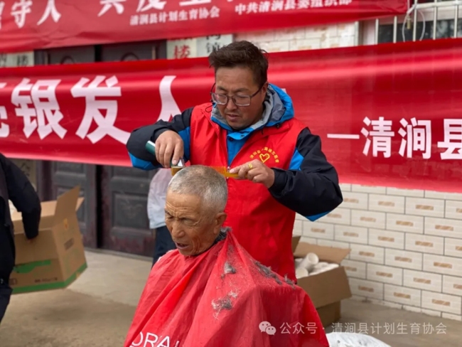 陕西清涧县计生协会联合县委组织部开展“关爱留守人 共度重阳节”志愿服务活动