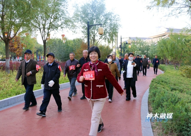 神木市委组织部举行“金秋庆重阳 •晚霞映初心”2024年神木市老干部健步走活动