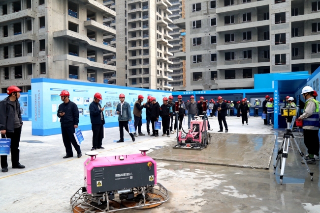 西安市智能建造观摩会在中建八局云起时项目启动 机器人"工友"大显身手