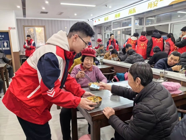 神木中学学生走进新元社区日间照料中心开展志愿服务活动