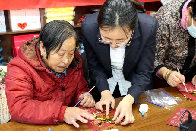 神木市鸳鸯塔社区开展“金箔画里绘流光  指尖共绘非遗美”活动