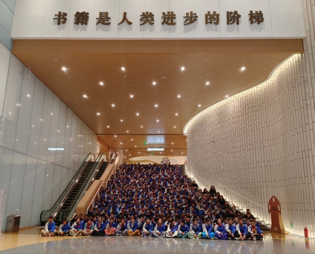 西安市浐灞第一中学学子走进西安市图书馆新馆开展非遗研学