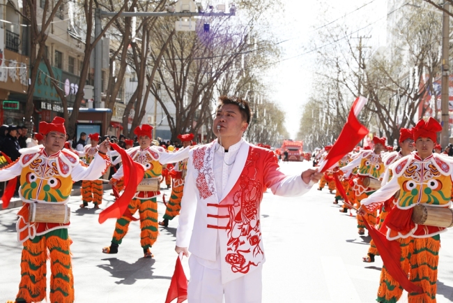 鼓点激荡庆元宵 非遗薪火耀横山——榆林市横山区秧歌汇演展现传统文化传承新气象