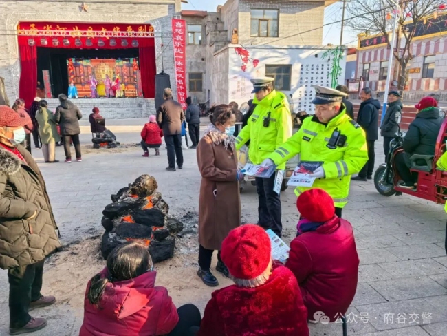 府谷交警：警民携手“赶古会”，交通安全“不打烊”