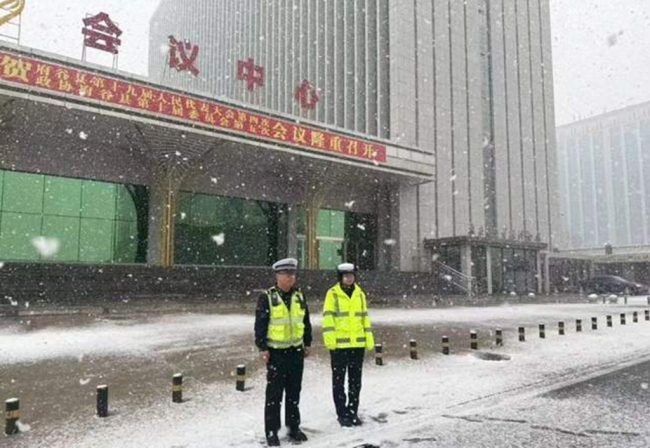 府谷县新区交警中队：迎战春雪 全力守护道路通畅