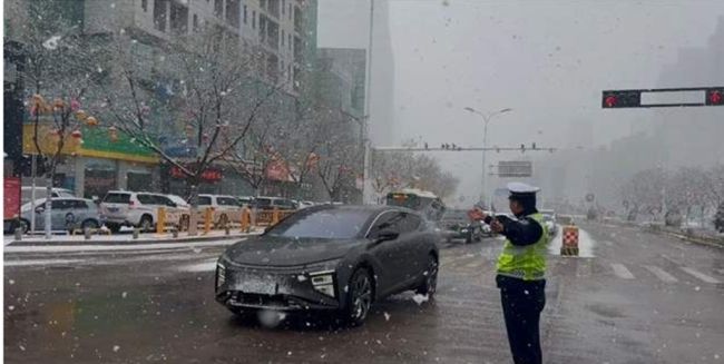 府谷县新区交警中队：迎战春雪 全力守护道路通畅