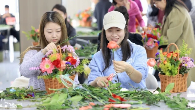 神木市职教中心组织开展庆“三八”国际劳动妇女节插花活动