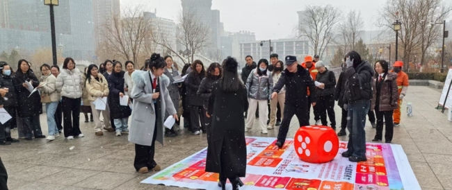 神木市法院联合新元社区开展“反对家庭暴力”趣味普法宣传活动