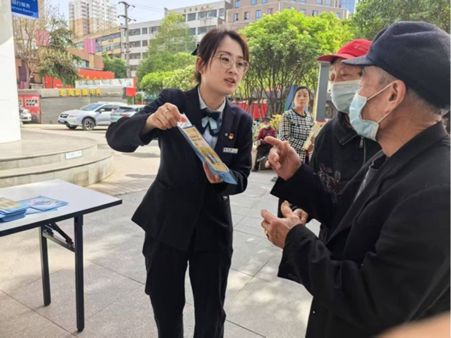 建行宝鸡中山东路支行张富清金融服务队进社区 筑牢金融安全“防护网”